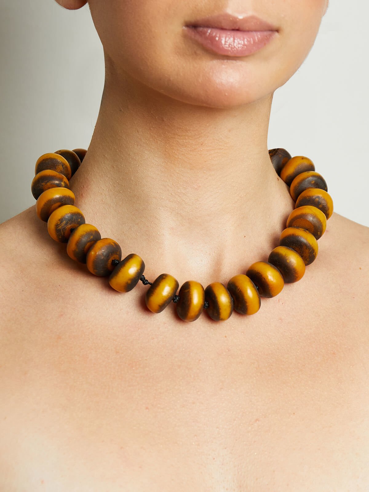 Y-SARI SANDALOZ VE AMBER BONCUKLU ETNİK-TRIBAL KOLYE