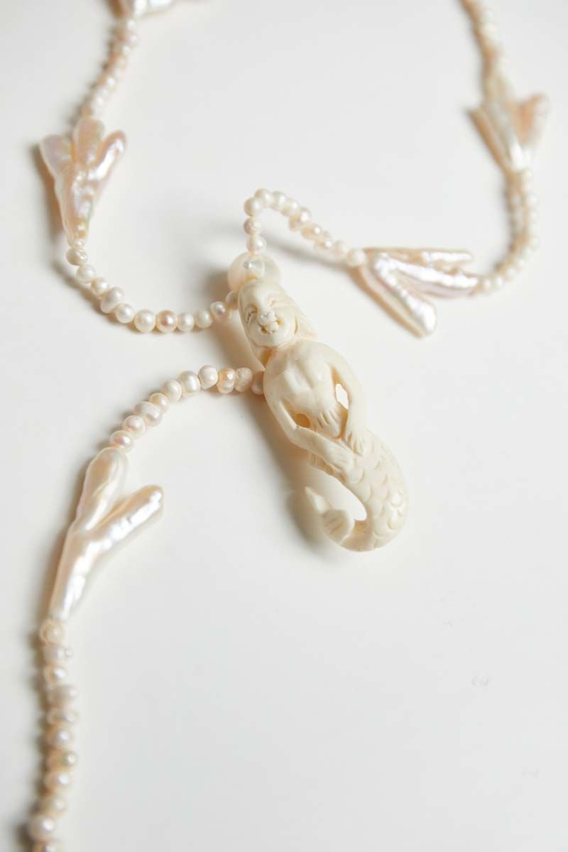 Y-DENİZ KIZI DETAYLI İNCİ KOLYE