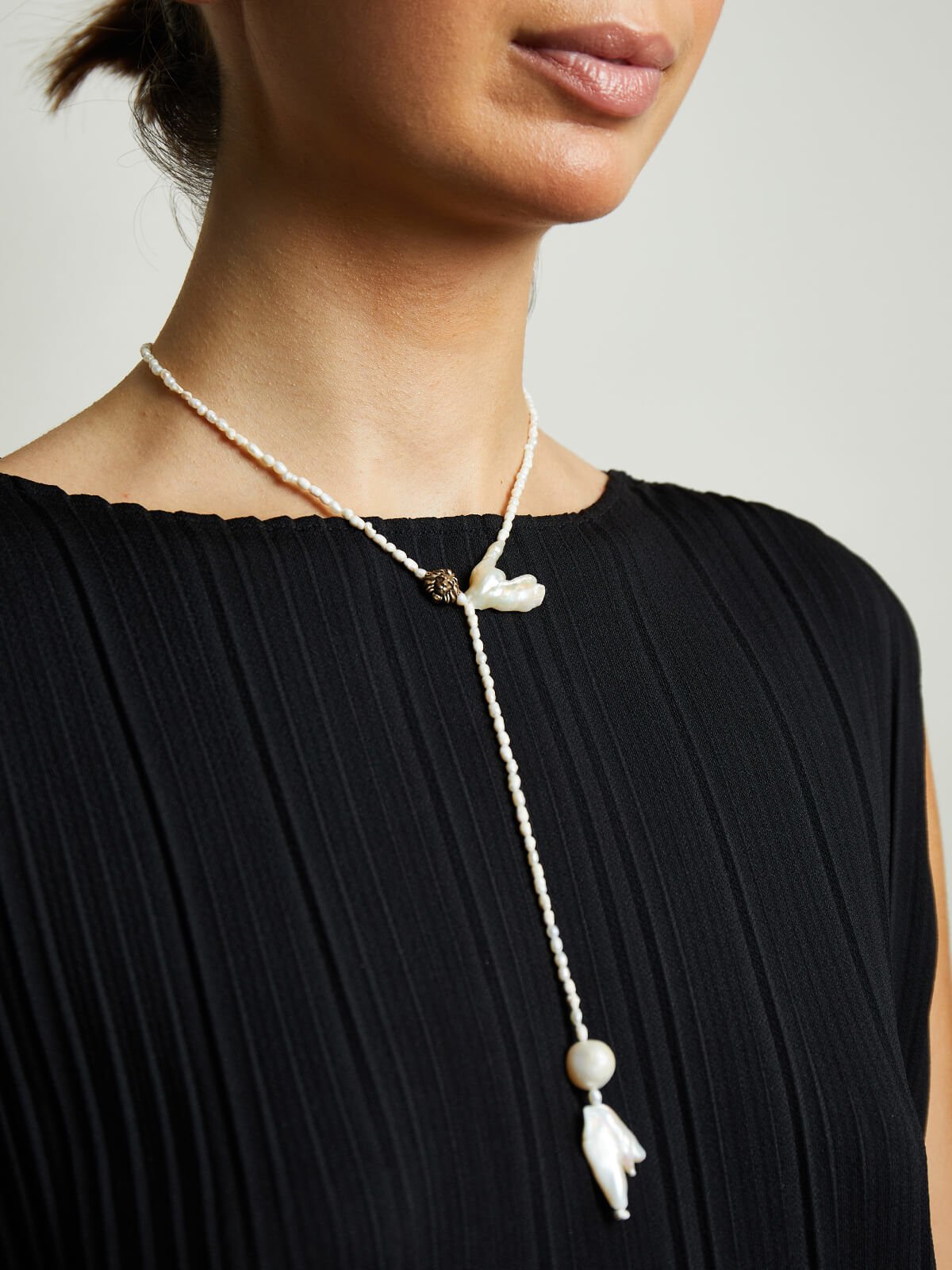 ASLAN DETAYLI PANDANTİF İNCE İNCİ KOLYE