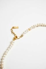 Y-TAŞ İŞLEMELİ İSTİRİDYE KABUĞU DETAYLI İNCE İNCİ KOLYE