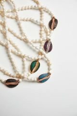 Y-TAŞ İŞLEMELİ İSTİRİDYE KABUĞU DETAYLI İNCE İNCİ KOLYE