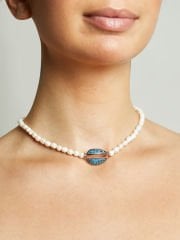 Y-TAŞ İŞLEMELİ İSTİRİDYE KABUĞU DETAYLI İNCE İNCİ KOLYE