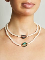 Y-TAŞ İŞLEMELİ İSTİRİDYE KABUĞU DETAYLI İNCE İNCİ KOLYE