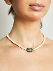 Y-TAŞ İŞLEMELİ İSTİRİDYE KABUĞU DETAYLI İNCE İNCİ KOLYE