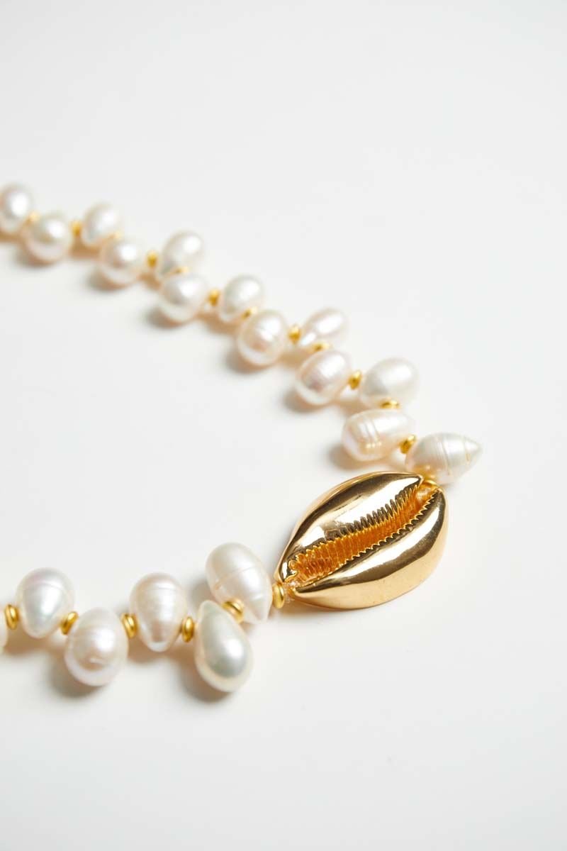 Y-GOLD İSTİRİDYE DETAYLI İKON İNCİ KOLYE