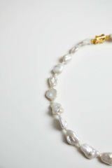 Y-PANDANTİF DETAYLI BAROK DAMLA İNCİ KOLYE