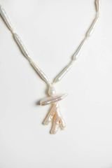 Y-KAZ AYAĞI İNCİ SÜSLÜ BAROK İNCİ ZARİF KOLYE