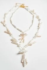 Y-KAZ AYAĞI İNCİ SÜSLÜ BAROK İNCİ ZARİF KOLYE