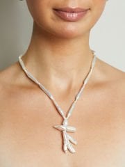 Y-KAZ AYAĞI İNCİ SÜSLÜ BAROK İNCİ ZARİF KOLYE