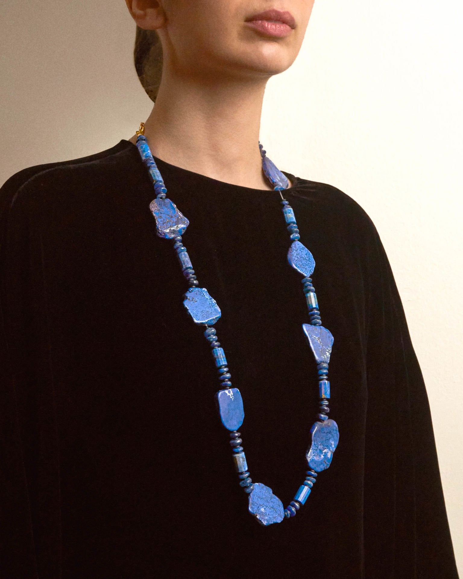 Y-LAPİS LAZULİ VE KYANİT TAŞ DETAYLI UZUN KOLYE