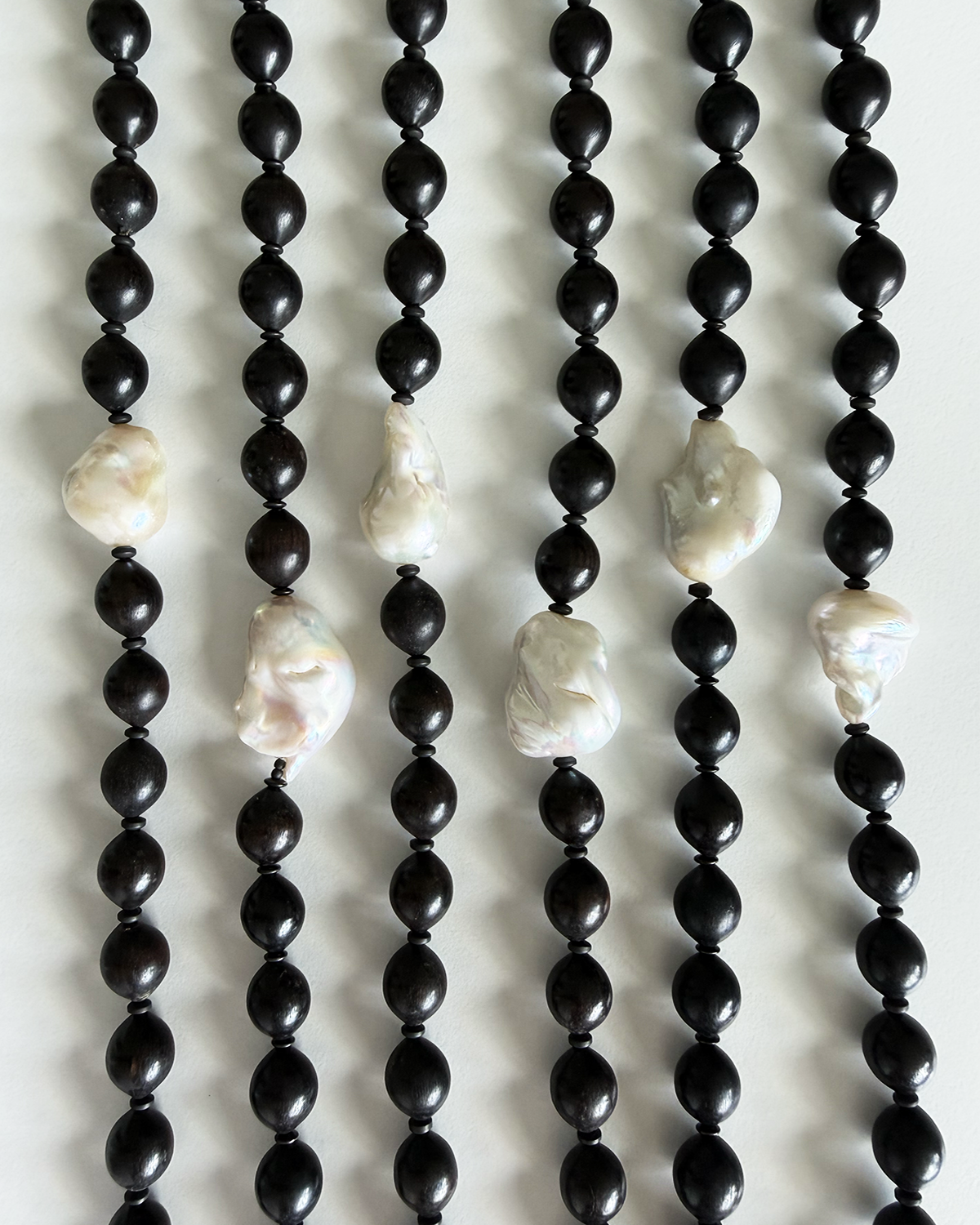 Y-BAROK İNCİ DETAYLI ABANOZ CHOKER KOLYE