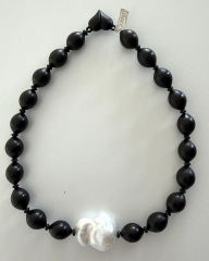 Y-BAROK İNCİ DETAYLI ABANOZ CHOKER KOLYE