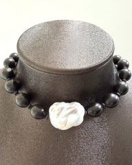 Y-BAROK İNCİ DETAYLI ABANOZ CHOKER KOLYE