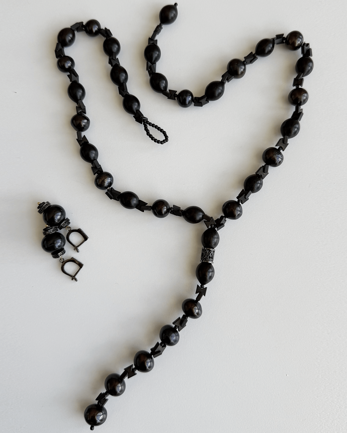 Y-DESIREE – HEMATİT DETAYLI SİYAH İNCİ & ABANOZ KOLYE