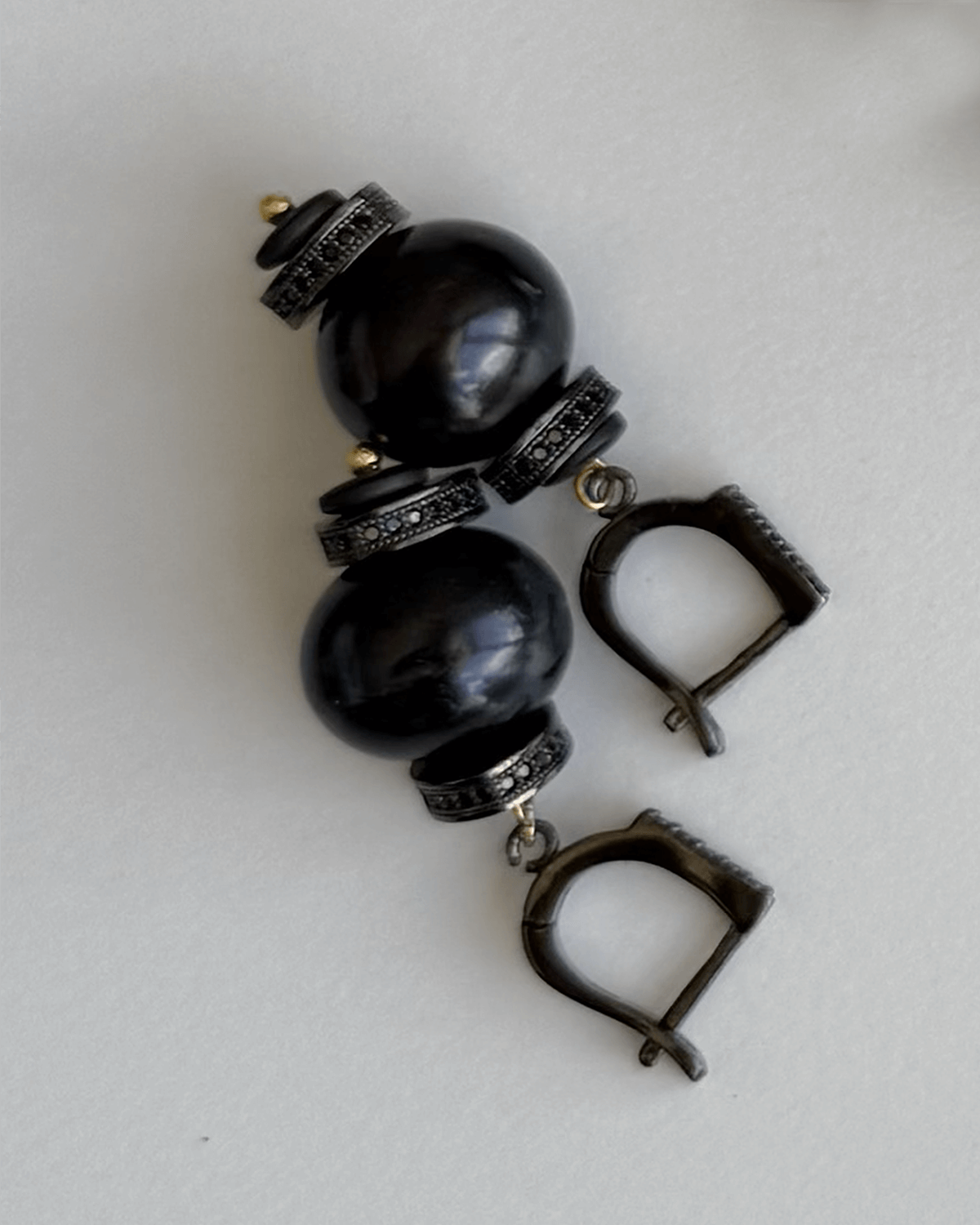 Y-DESIREE – HEMATİT DETAYLI SİYAH İNCİ & ABANOZ KÜPE