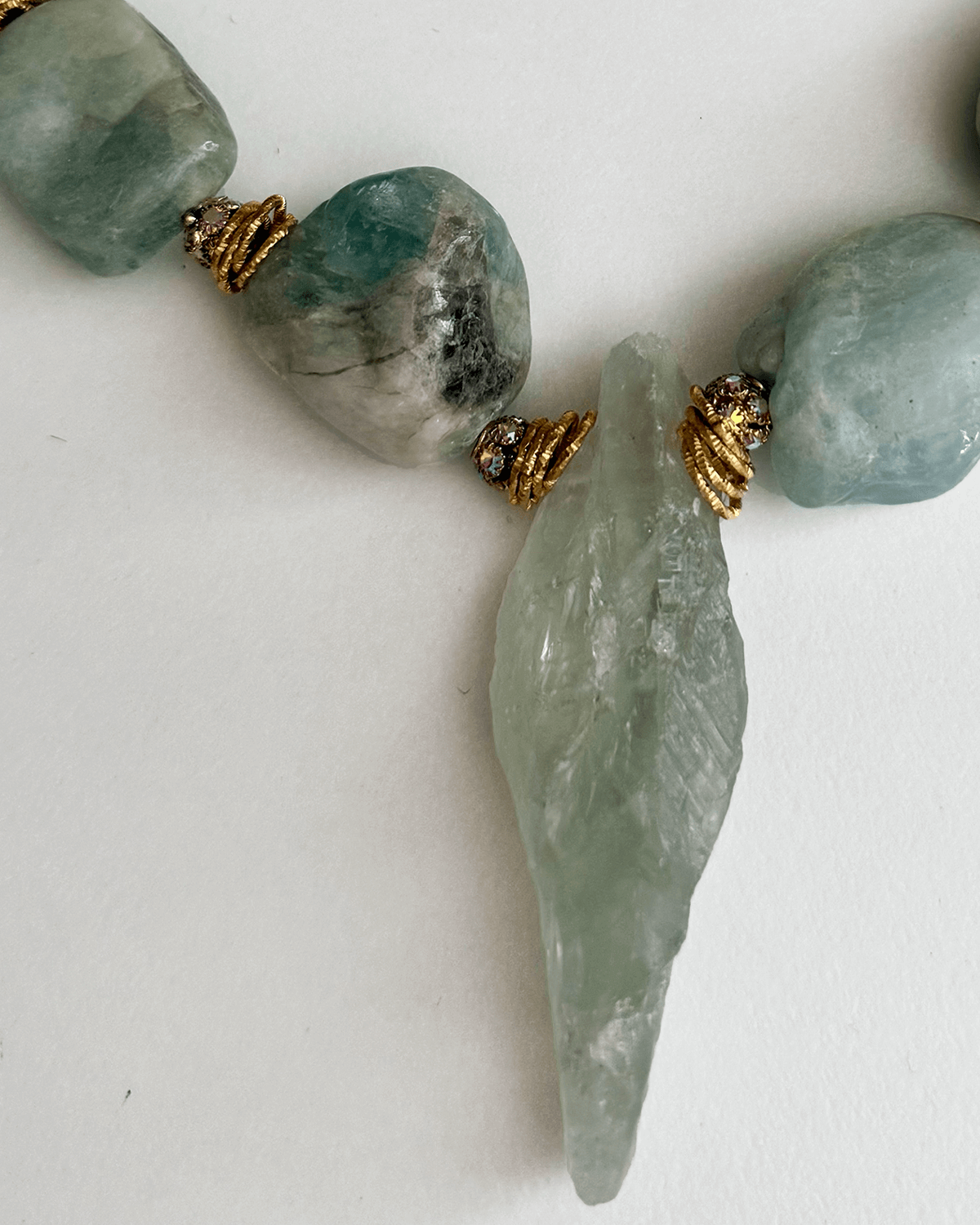 Y-AQUA ANGELICA KALSİT DETAYLI KOLYE