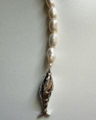 Y-PANDANTİF BALIK DETAYLI İNCİ KOLYE