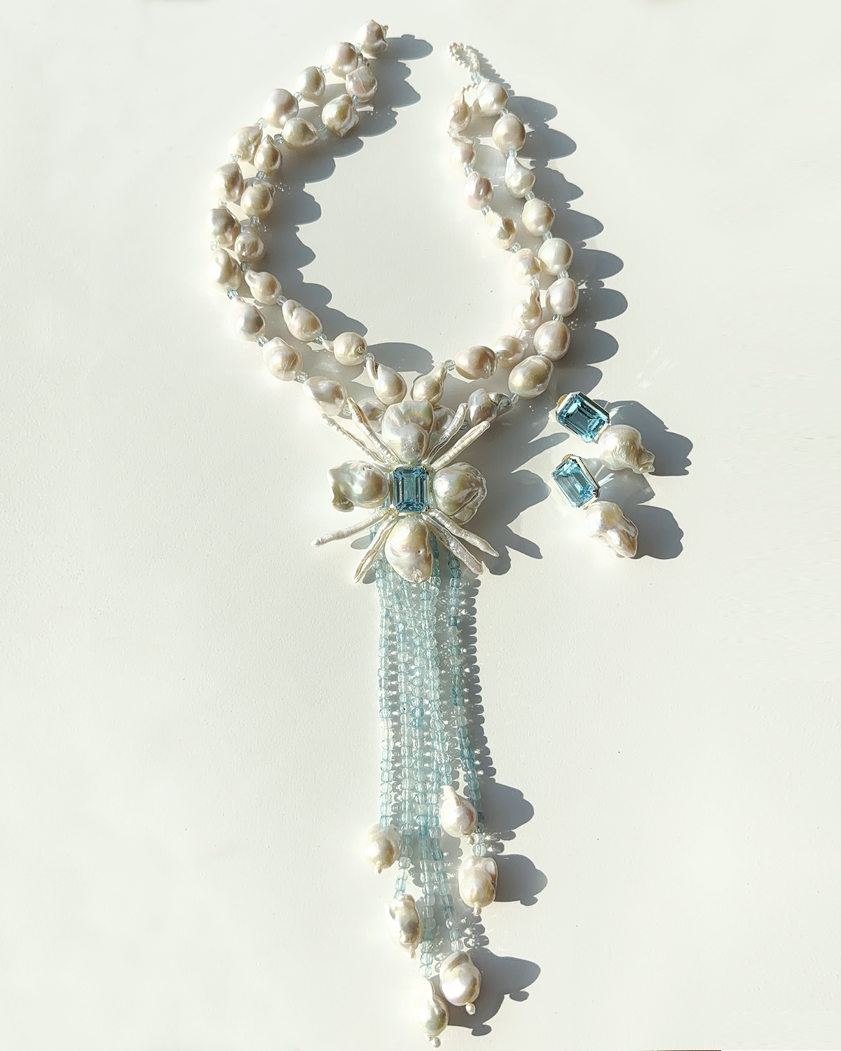 HIDDEN GARDEN BLUE TOPAZ PÜSKÜLLÜ BAROK İNCİ CHOKER KOLYE