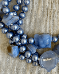 Y-SERENITAS; KALSEDON, HEMATİT VE MALLORCA İNCİLİ CHOKER KOLYE