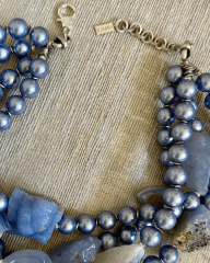 Y-SERENITAS; KALSEDON, HEMATİT VE MALLORCA İNCİLİ CHOKER KOLYE