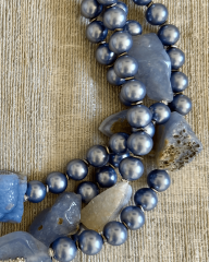 Y-SERENITAS; KALSEDON, HEMATİT VE MALLORCA İNCİLİ CHOKER KOLYE