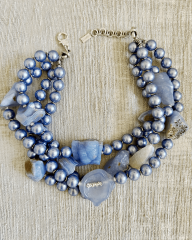 Y-SERENITAS; KALSEDON, HEMATİT VE MALLORCA İNCİLİ CHOKER KOLYE