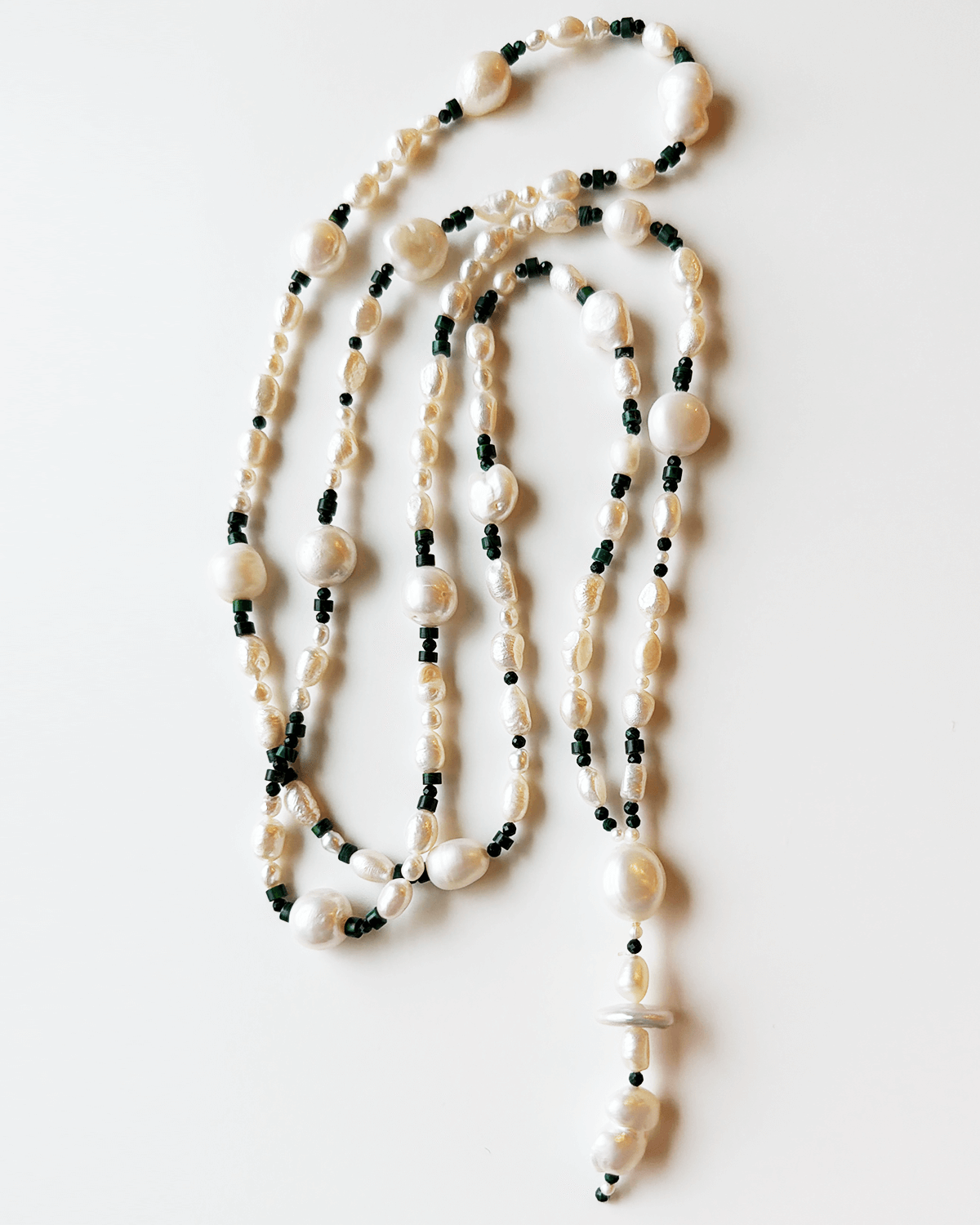 Y-MALAHİT DETAYLI UZUN İNCİ KOLYE