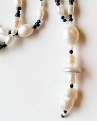 Y-MALAHİT DETAYLI UZUN İNCİ KOLYE