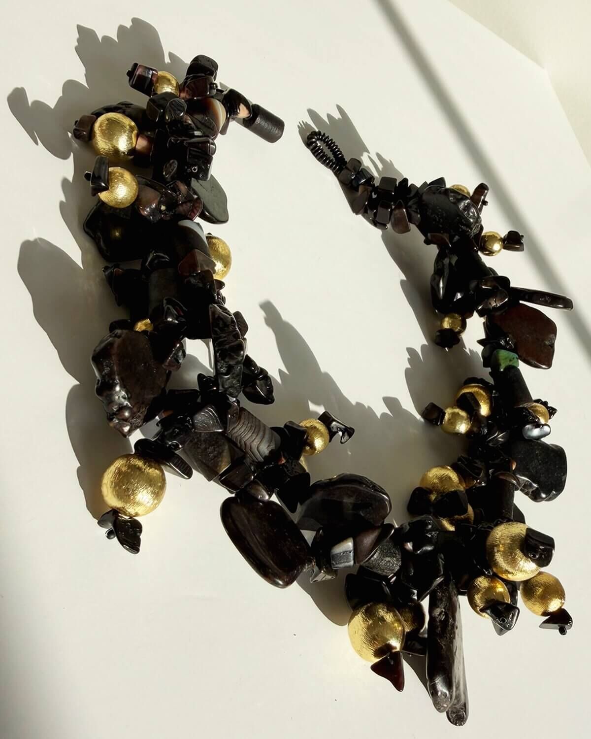 GOLD BONCUK DETAYLI HEMATİT CHOKER KOLYE