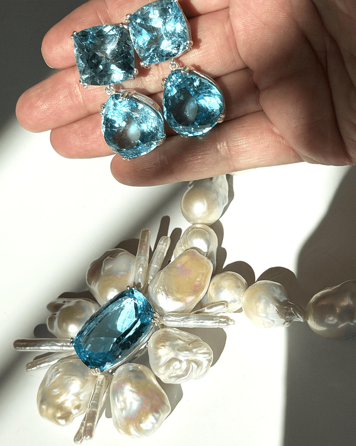 HIDDEN GARDEN 164 KARAT BLUE TOPAZ KÜPE