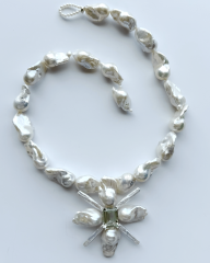 HIDDEN GARDEN ZÜMRÜT TAŞLI BAROK İNCİ KOLYE