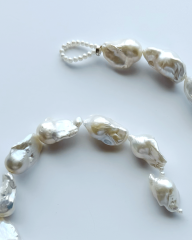 HIDDEN GARDEN ZÜMRÜT TAŞLI BAROK İNCİ KOLYE