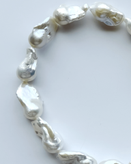 HIDDEN GARDEN ZÜMRÜT TAŞLI BAROK İNCİ KOLYE