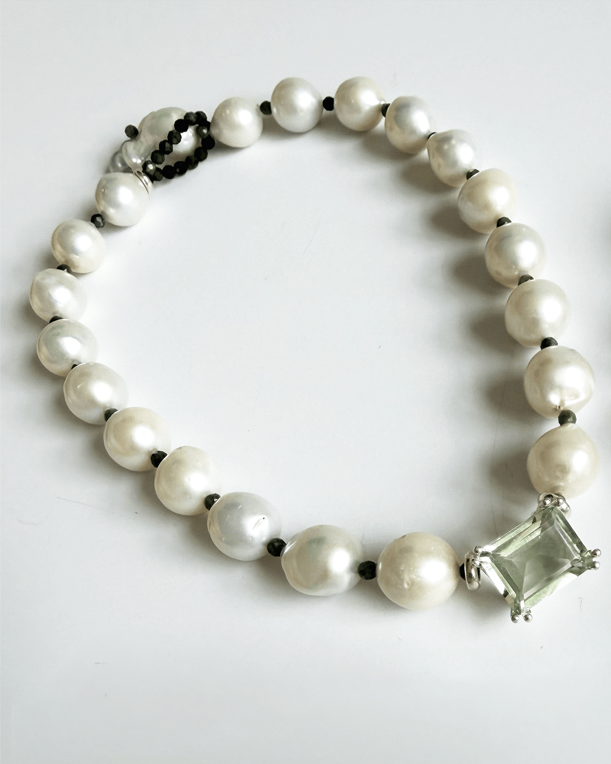 HIDDEN GARDEN ZÜMRÜT TAŞLI BÜYÜK İNCİLİ CHOKER