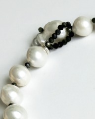 HIDDEN GARDEN ZÜMRÜT TAŞLI BÜYÜK İNCİLİ CHOKER