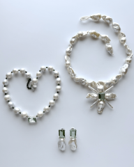 HIDDEN GARDEN ZÜMRÜT TAŞLI BÜYÜK İNCİLİ CHOKER