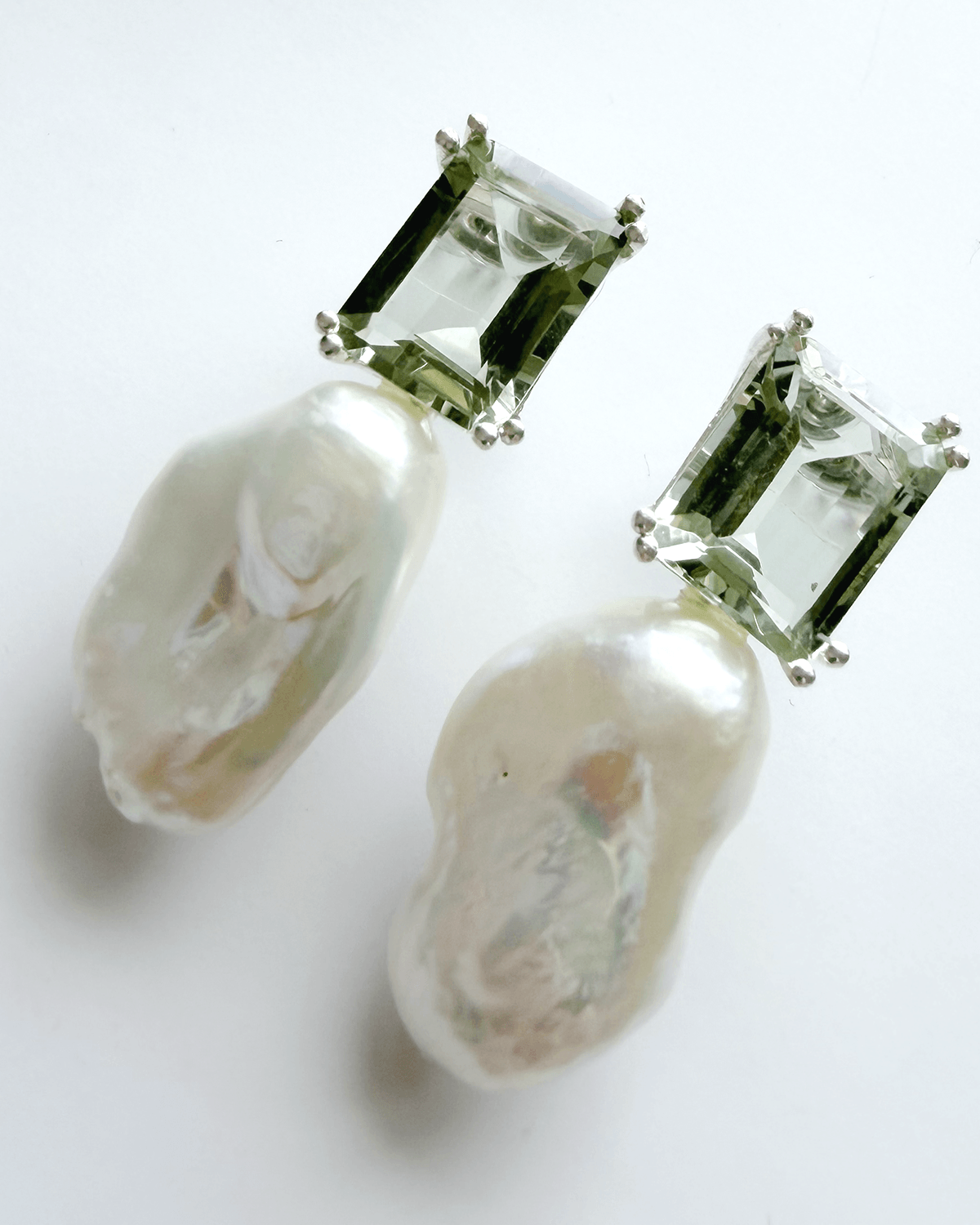 HIDDEN GARDEN ZÜMRÜT TAŞ VE BAROK İNCİLİ STATEMENT KÜPE