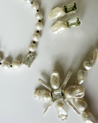 HIDDEN GARDEN ZÜMRÜT TAŞ VE BAROK İNCİLİ STATEMENT KÜPE