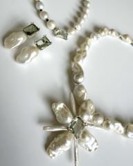 HIDDEN GARDEN ZÜMRÜT TAŞ VE BAROK İNCİLİ STATEMENT KÜPE