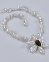 HIDDEN GARDEN SMOKEY TOPAZ ÇİÇEK DETAYLI BAROK İNCİ KOLYE
