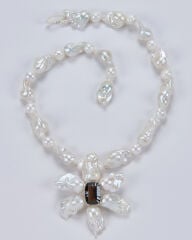HIDDEN GARDEN SMOKEY TOPAZ ÇİÇEK DETAYLI BAROK İNCİ KOLYE
