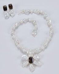 HIDDEN GARDEN SMOKEY TOPAZ ÇİÇEK DETAYLI BAROK İNCİ KOLYE
