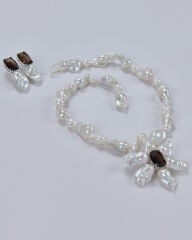 HIDDEN GARDEN SMOKEY TOPAZ ÇİÇEK DETAYLI BAROK İNCİ KOLYE