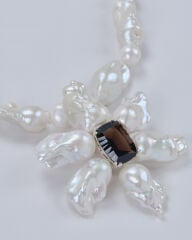 HIDDEN GARDEN SMOKEY TOPAZ ÇİÇEK DETAYLI BAROK İNCİ KOLYE