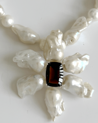 HIDDEN GARDEN SMOKEY TOPAZ ÇİÇEK DETAYLI BAROK İNCİ KOLYE