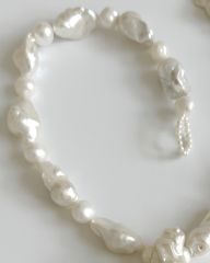 HIDDEN GARDEN SMOKEY TOPAZ ÇİÇEK DETAYLI BAROK İNCİ KOLYE