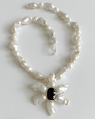 HIDDEN GARDEN SMOKEY TOPAZ ÇİÇEK DETAYLI BAROK İNCİ KOLYE