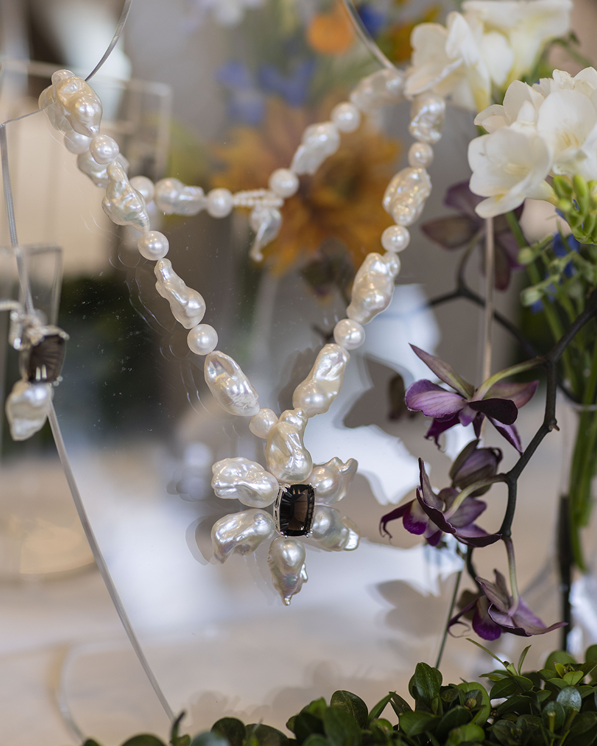 HIDDEN GARDEN SMOKEY TOPAZ ÇİÇEK DETAYLI BAROK İNCİ KOLYE