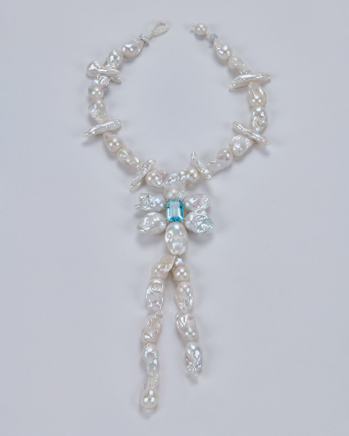 HIDDEN GARDEN BLUE TOPAZ TAŞLI BAROK İNCİ PANDANTİFLİ ÇİÇEK KOLYE