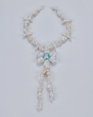 HIDDEN GARDEN BLUE TOPAZ TAŞLI BAROK İNCİ PANDANTİFLİ ÇİÇEK KOLYE